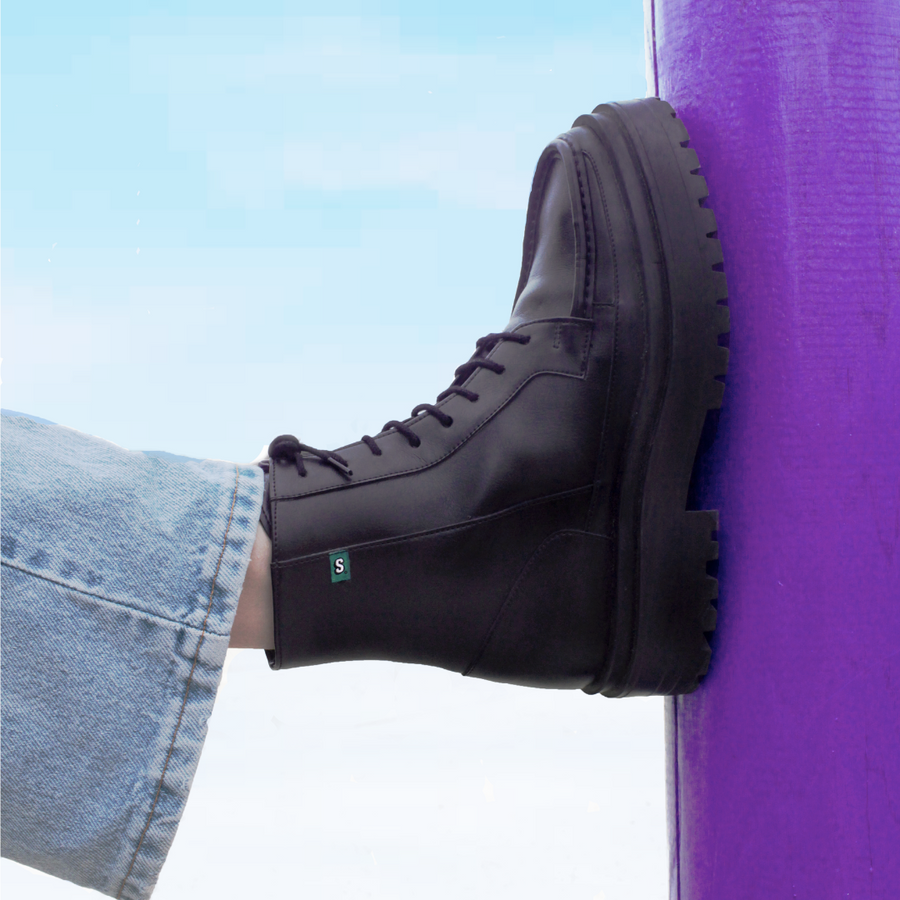 Boots Ziggy lace-up woman vegan Supergreen black corn leather and recycled, vegan shoes eco-responsible, accessible and stylish. Ethical, ecological and responsible fashion, eco-design.