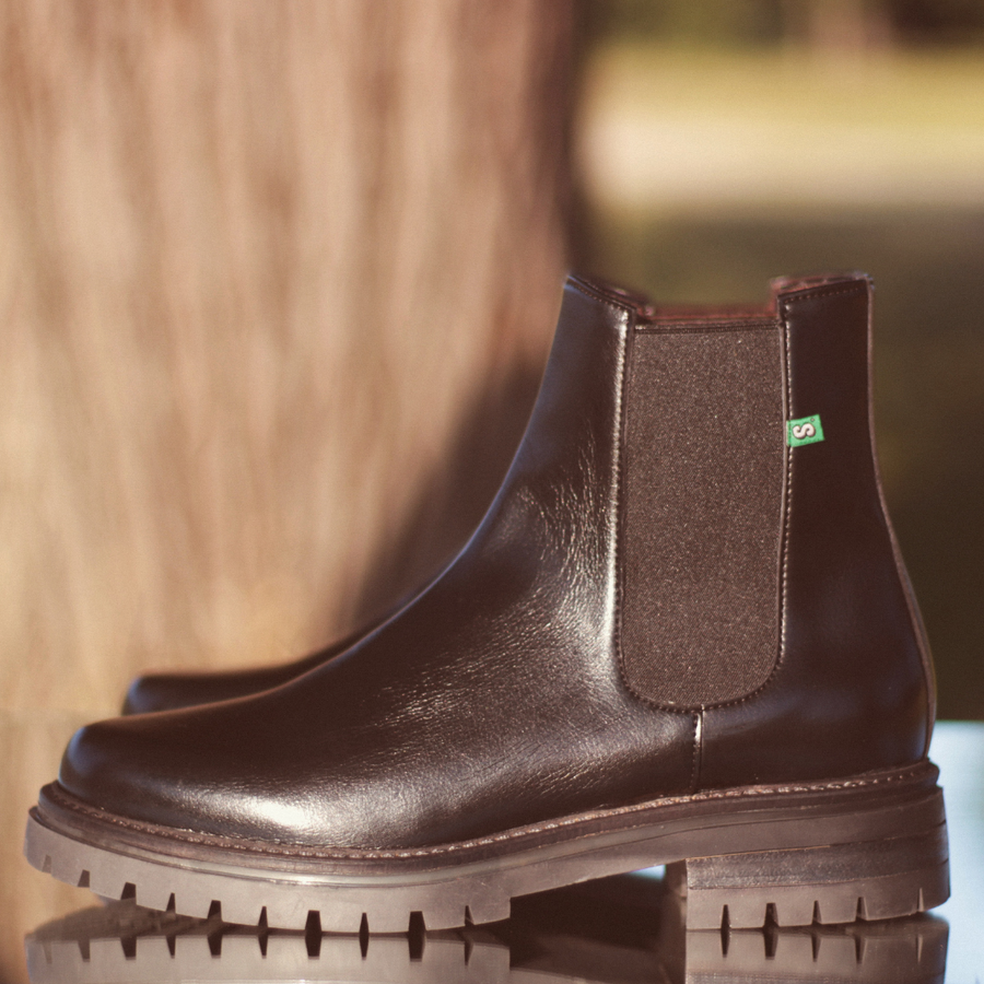 Woman Jerry chelsea Supergreen vegan boots in black corn leather. Vegan shoes eco-responsible, recycled, affordable and stylish. Ethical, ecological and responsible fashion, eco-design.